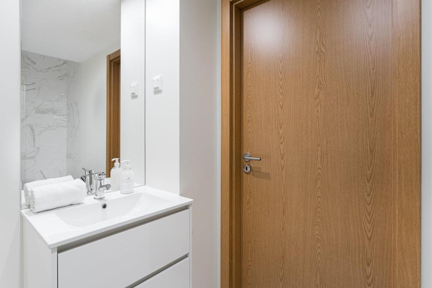 Guestready - Sleek Monochromatic In Bonfim Lejlighed Porto Eksteriør billede